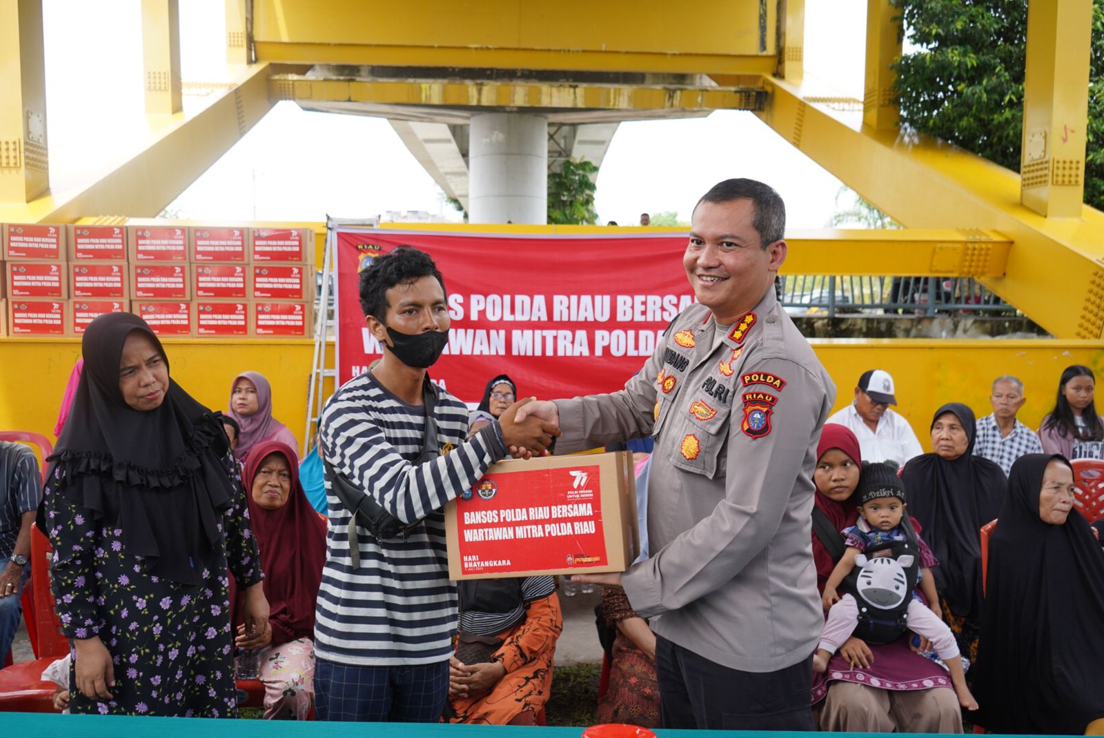Polda Riau dan WMPR bagikan seratusan paket sembako untuk masyarakat